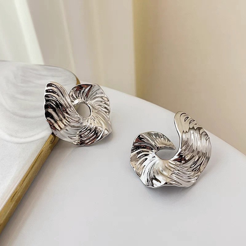 Niche unique retro metal cold abstract simple shape texture exaggerated irregular round earrings wholesale