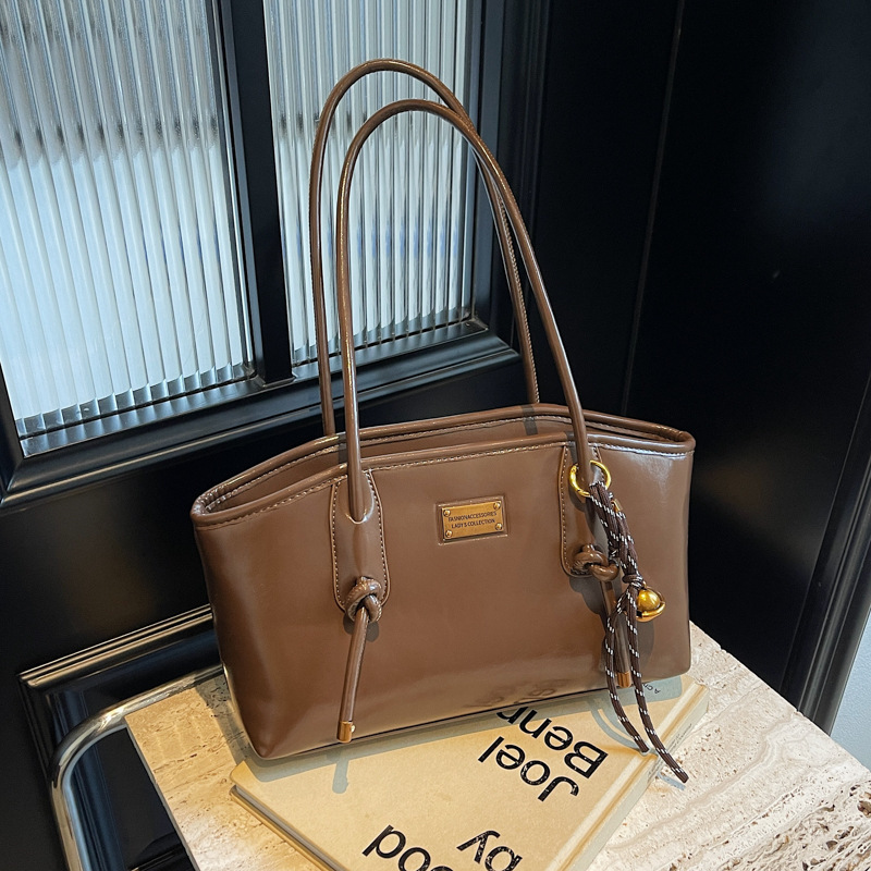 Large-capacity bag women's bag 2024 winter new high-end oil leather niche commuter bag versatile shoulder tote bag