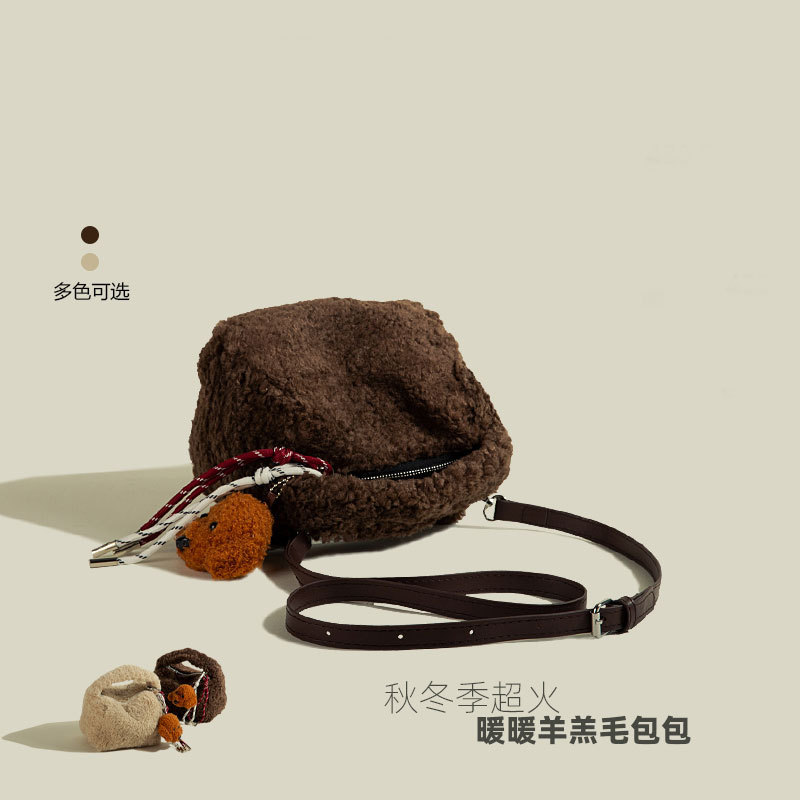 This year's popular large-capacity plush bag women's 2024 autumn and winter niche versatile soft texture commuter shoulder bag
