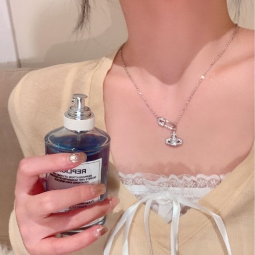 Queen Mother Vivian's full-diamond brooch chain Saturn necklace with huge sparkle and high version of small fragrant style necklace.