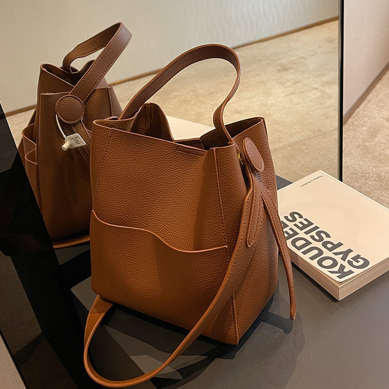 This year's popular bags, women's bags, new fashionable autumn and winter wideband crossbody bags, simple and explosive portable bucket bags