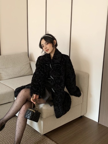 Lamb wool coat for women 2024 new autumn and winter women's horn button mid-length black thickened cotton fur coat