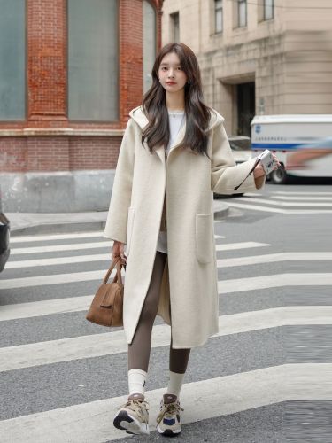 2024 Autumn and Winter New Style Women's Coat with Horn Buttons in Hobart Style, Long Hooded Woolen Coat