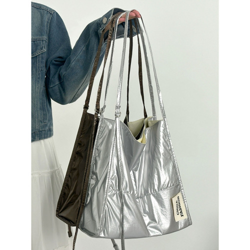 Korean niche design tote bag new large capacity shoulder crossbody bag ins versatile commuter bag