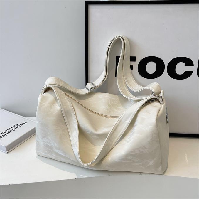 Large-capacity casual handbag women's 2024 summer new style work commuting shoulder bag outing travel crossbody bag