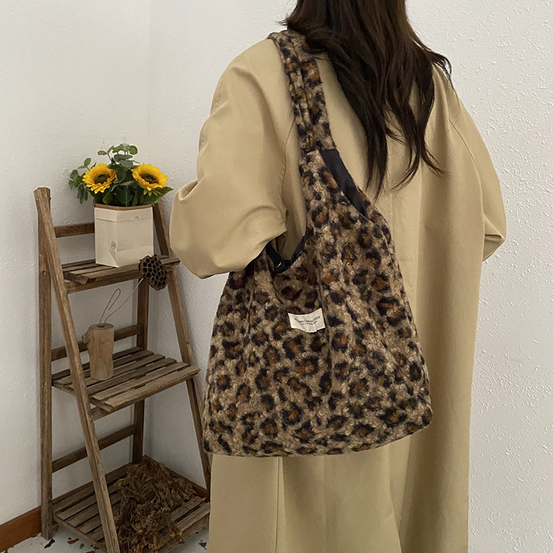 Autumn and winter leopard print shoulder bag Japanese ins niche design commuter tote bag student large capacity handbag bag for women