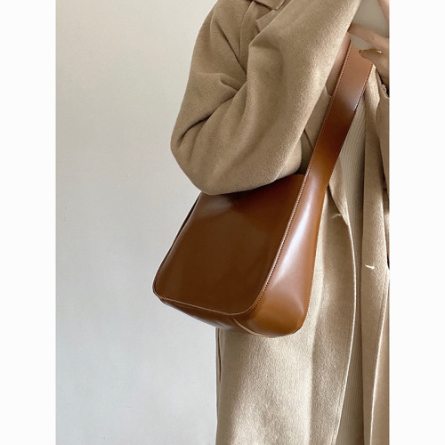 Bucket bag women's new style this year's popular shoulder crossbody bag autumn and winter large capacity college student broadband class bag