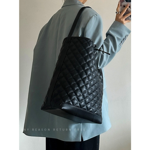 Bucket bag women's new trendy large-capacity rhombus tote bag student class shoulder commuting bag