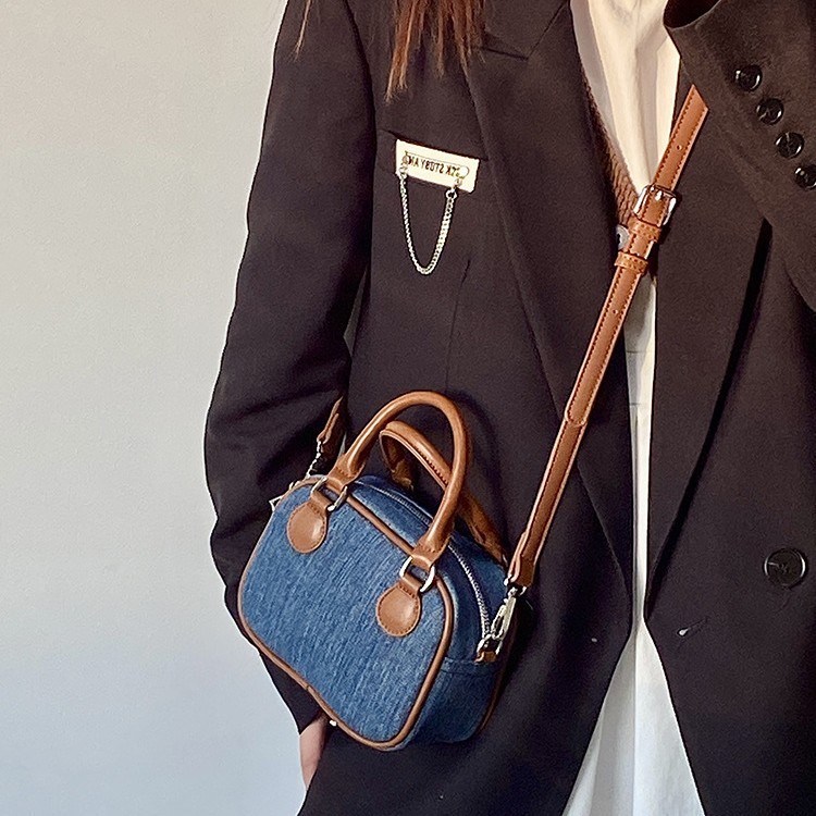 сумка 2024 niche design new women's bag autumn and winter retro velvet pillow handheld small bag single shoulder