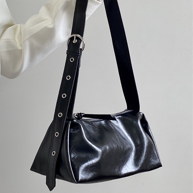 Niche design new women's bag hot girl wide shoulder strap casual high-quality texture single shoulder armpit crossbody bag motorcycle