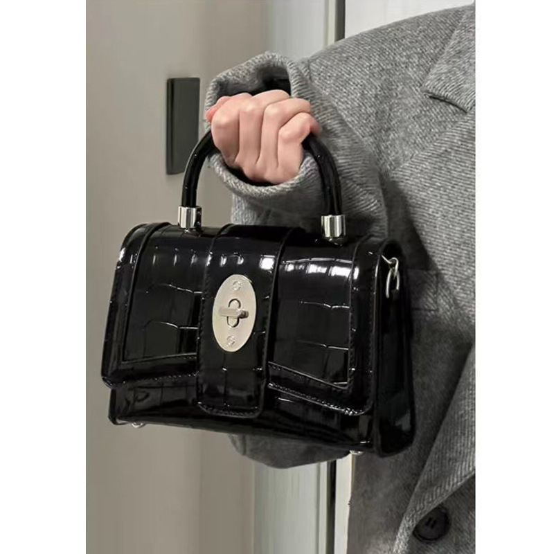 High-end textured style chain patent leather motorcycle bag for women 2023 new niche portable shoulder crossbody small square bag