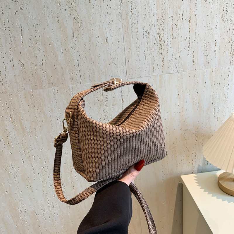 Retro small square bag, personality, trendy shoulder bag, temperament, simple women's bag, 2024 new style, fashionable and beautiful crossbody bag for women