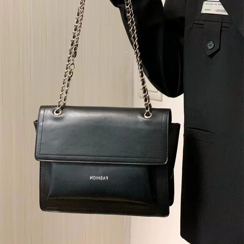 2024 new niche design motorcycle chain oil wax leather commuter bag women's large capacity single shoulder wandering messenger bag