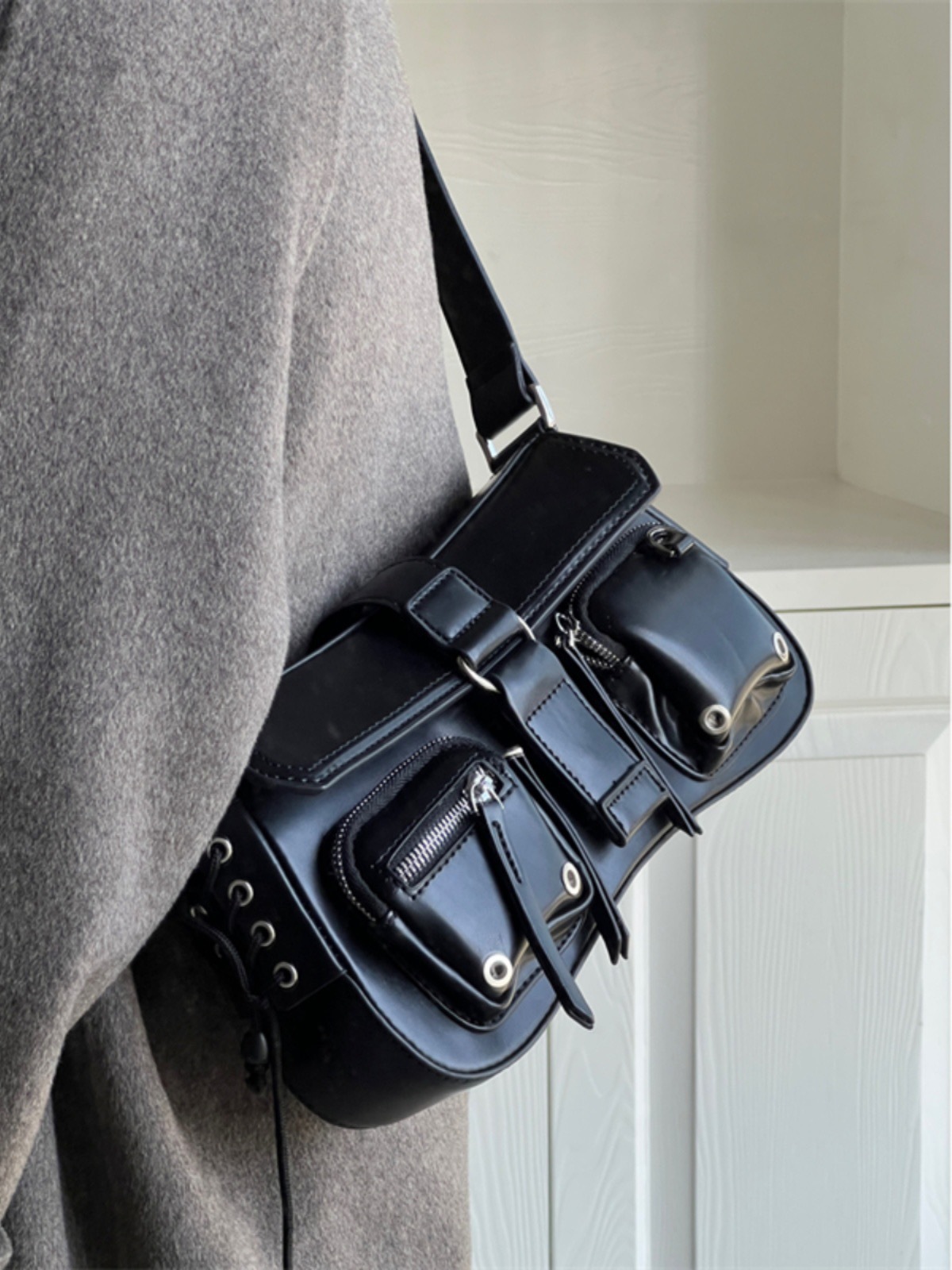 High-end bags for women, new motorcycle bags, sweet and cool hot girl baguette bags, niche shoulder bags, versatile armpit bags