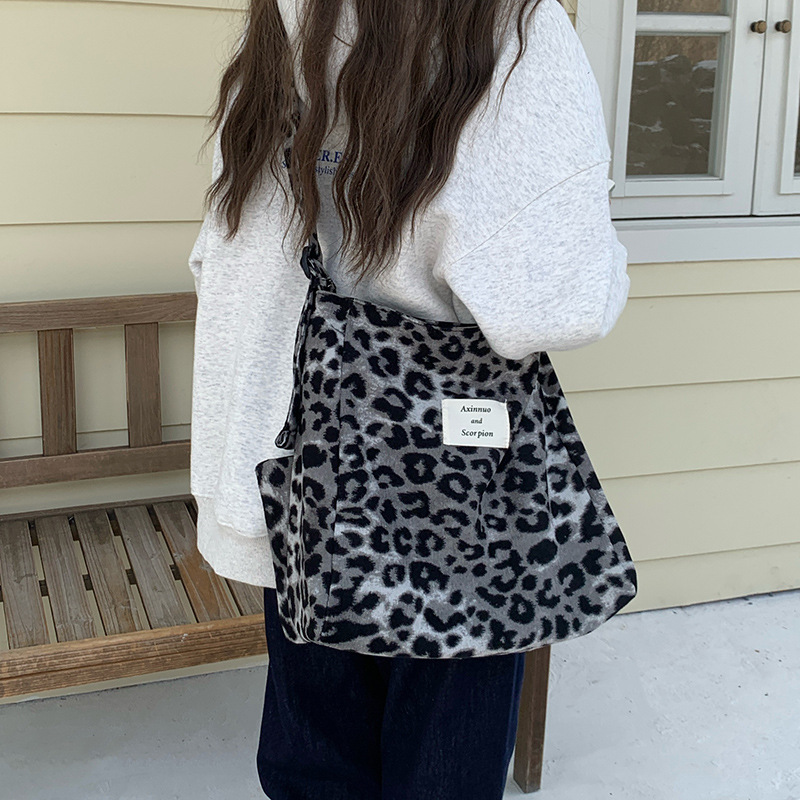 2024 New Simple Leopard Print Bag Women's Versatile Commuting Large Capacity Shoulder Bag Student Class Mother-in-Law Tote Bag