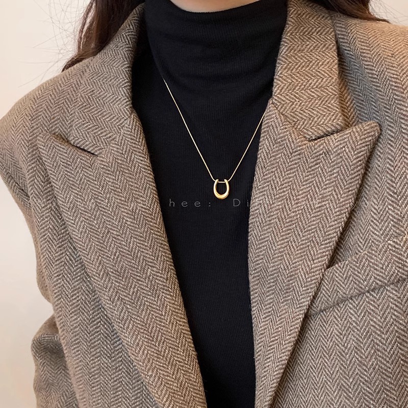 Designed U-shaped horseshoe pendant necklace 2024 new women's light luxury niche clavicle chain accessories sweatshirt chain