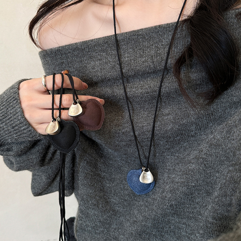 Handmade artificial leather love pendant necklace autumn and winter fashion high-end sweater personalized commuting versatile accessories wholesale