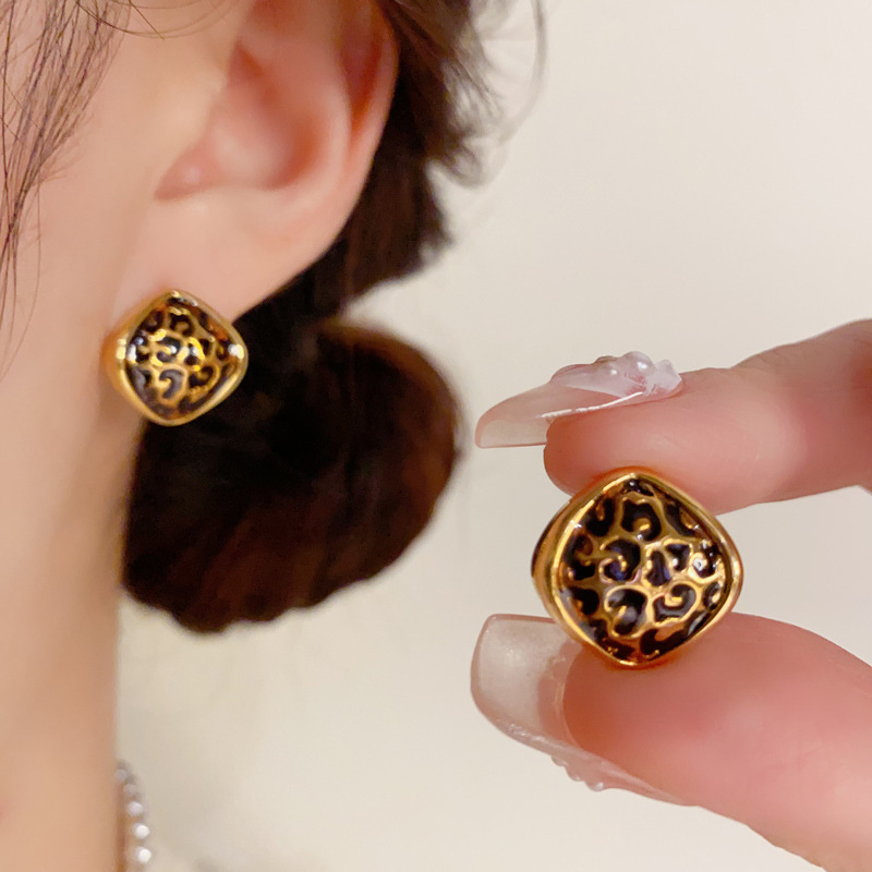 Autumn and winter new diamond geometric leopard print earrings s925 silver needle temperament fashion retro light luxury high-end earrings for women