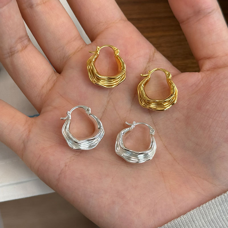 Irregular U-shaped striped metal earrings for women, light luxury, high-end, unique, exquisite and versatile earrings.