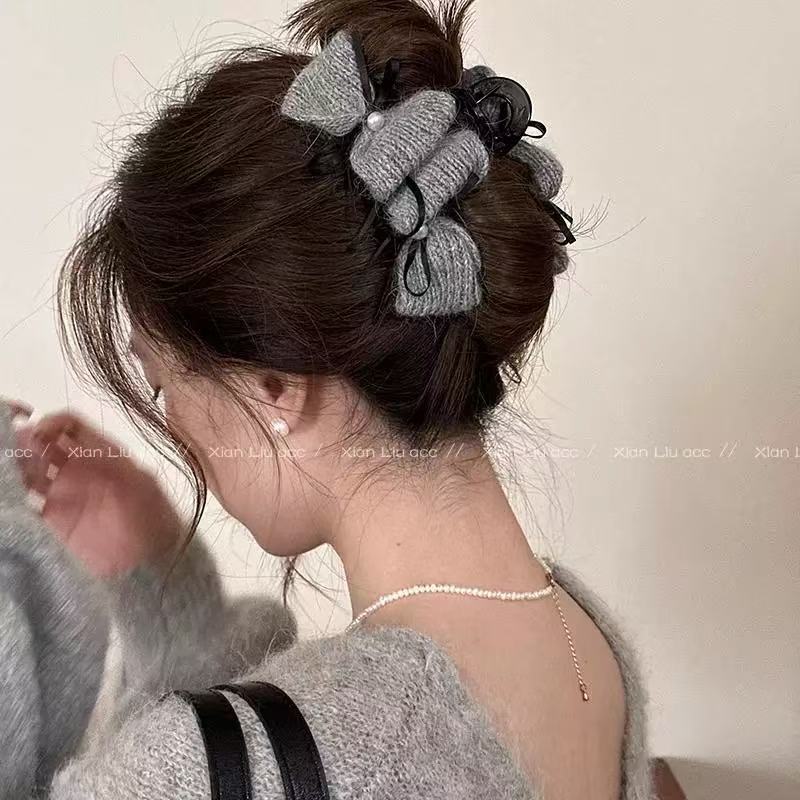 Gray Plush Bow Clip Women's High-Quality 2024 New Pearl Shark Clip Autumn and Winter Back of the Head Hair Clip