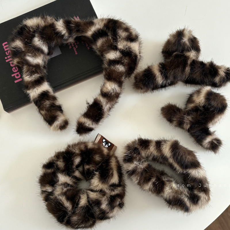 Simple Leopard Print Autumn and Winter Plush Clip for Women with Large Hair Volume Shark Clip New Back of the Head Hair Clip Headgear