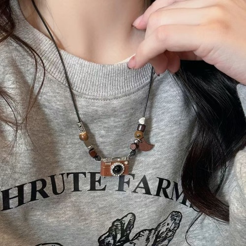 Retro coffee-colored camera pendant necklace for women, sweet and cool hottie style hip-hop sweater chain, trendy and cool Internet celebrity high-end accessories