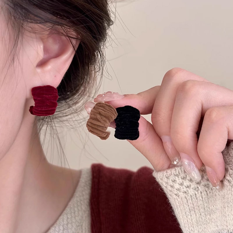 Autumn and winter pleated flocking earrings for women 2024 new hot style simple niche design high-end temperament earrings earrings