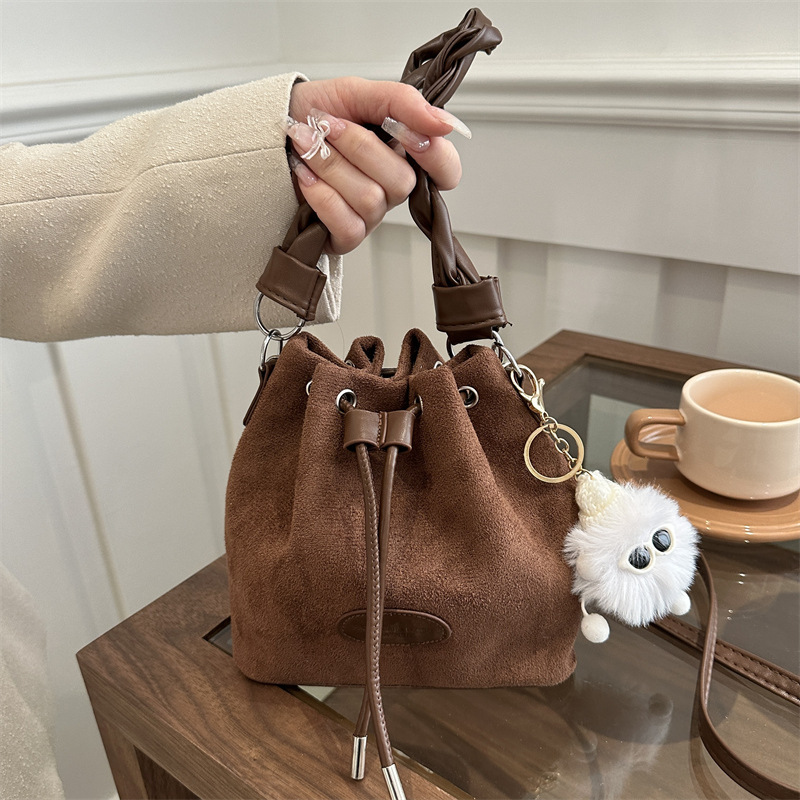 This year's popular fashion Korean drawstring handbag 2024 early spring fashion new ins shoulder crossbody bucket bag