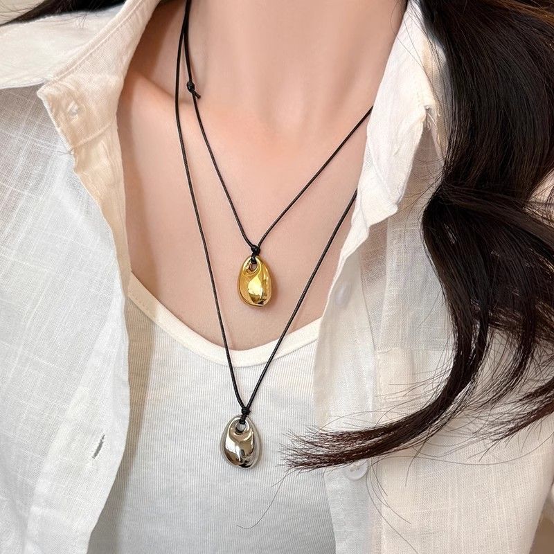 Nazha's same golden bean black leather rope necklace women's niche simple high-end sweater chain 2024 new accessories