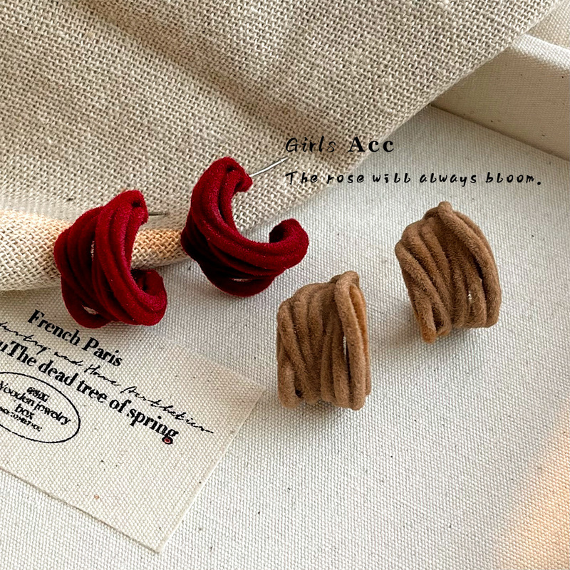 Autumn and winter burgundy flocked earrings for women, personalized fashion, irregular winding earrings, retro temperament, Maillard style earrings