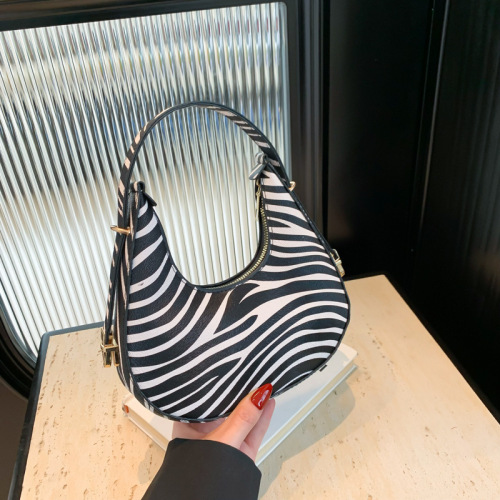 Crescent bag personalized trendy shoulder crossbody bag 2024 new fashion and beautiful bag women's casual temperament armpit bag