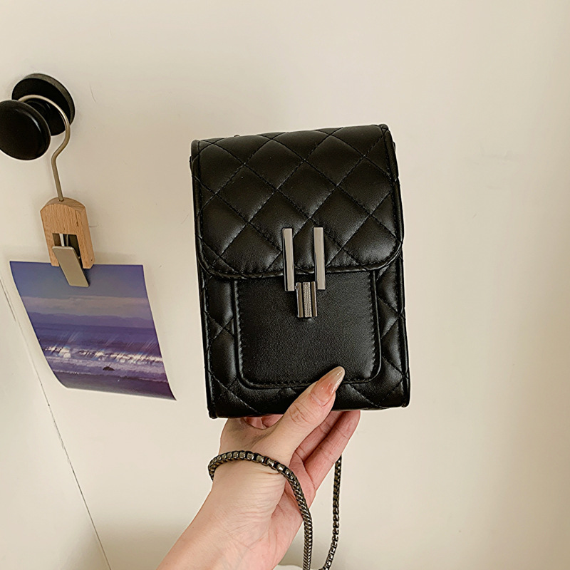 Spring new niche design chain women's bag, fashionable and simple, popular mobile phone bag, casual commuting shoulder bag
