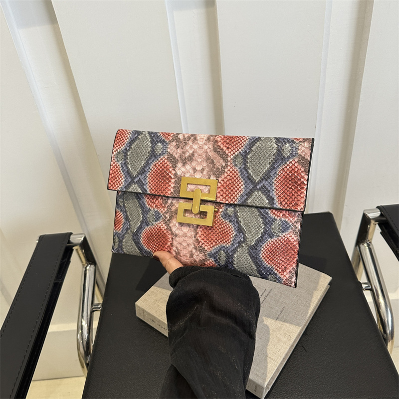 Snakeskin pattern, foreign style, simple and fashionable 2024 new contrast color exquisite ladies personalized dinner hand envelope small square bag
