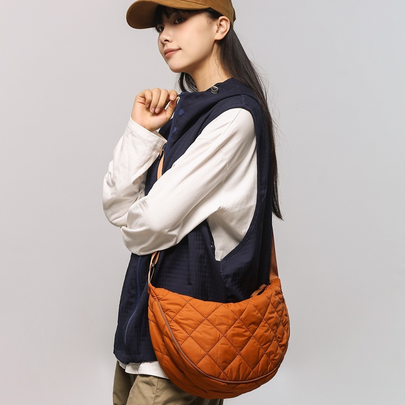 2024 autumn and winter new fashion trendy niche rhombus single shoulder crossbody bag dumpling bag high-end bag for women large capacity