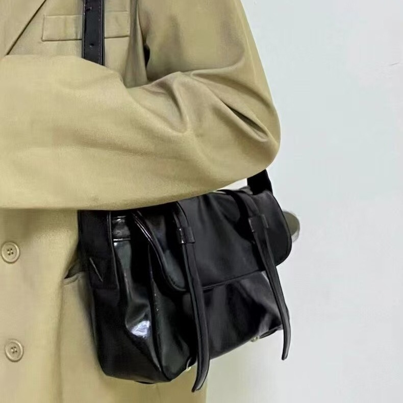 Soft leather texture large-capacity commuter bag women's trendy retro shoulder messenger bag college style crossbody bag