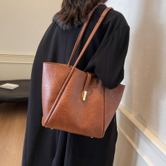 Textured bag, fashionable large-capacity crossbody bag, soft leather class commuter bag