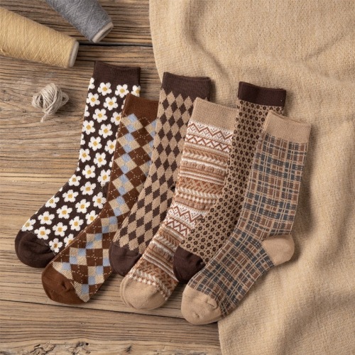 Socks for women in autumn and winter retro mid-calf socks personalized trendy pile socks Japanese versatile college style thickened warm stockings