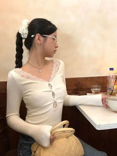 Hot girl lace stitching hollow short bottoming shirt top