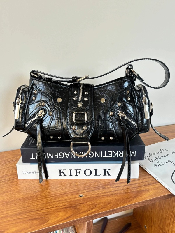 Fashionable motorcycle bag for women, hot girl style commuter armpit bag, new niche high-end shoulder crossbody bag