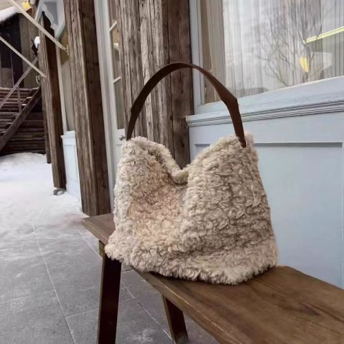 High-quality large-capacity portable plush bag for women, fashionable commuting shoulder, versatile soft curly plush tote bag