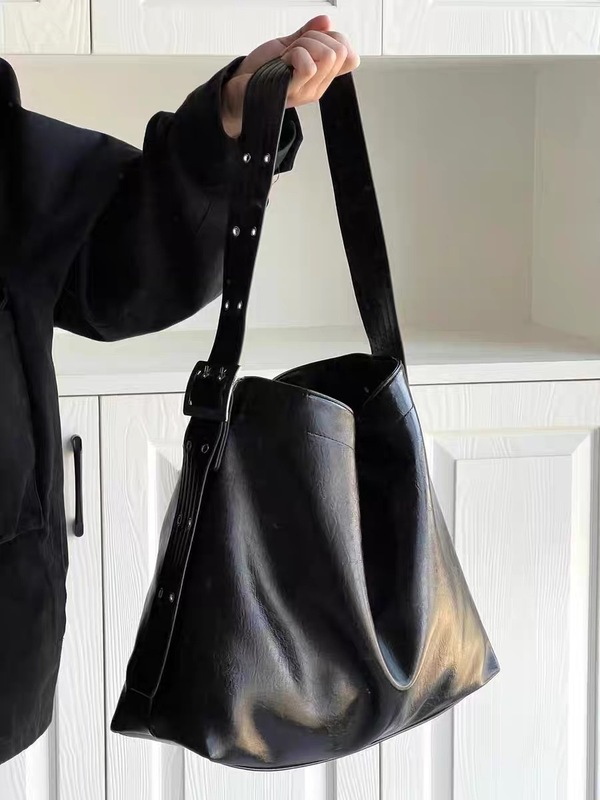 Niche design black lazy style commuter tote bag wide shoulder strap soft leather armpit large capacity single shoulder crossbody bag for women