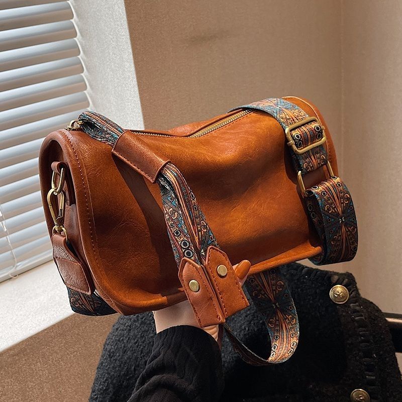 This year's popular bag for women, large capacity, new style, bohemian style, wide shoulder strap, crossbody bag, dumpling Mingzhi