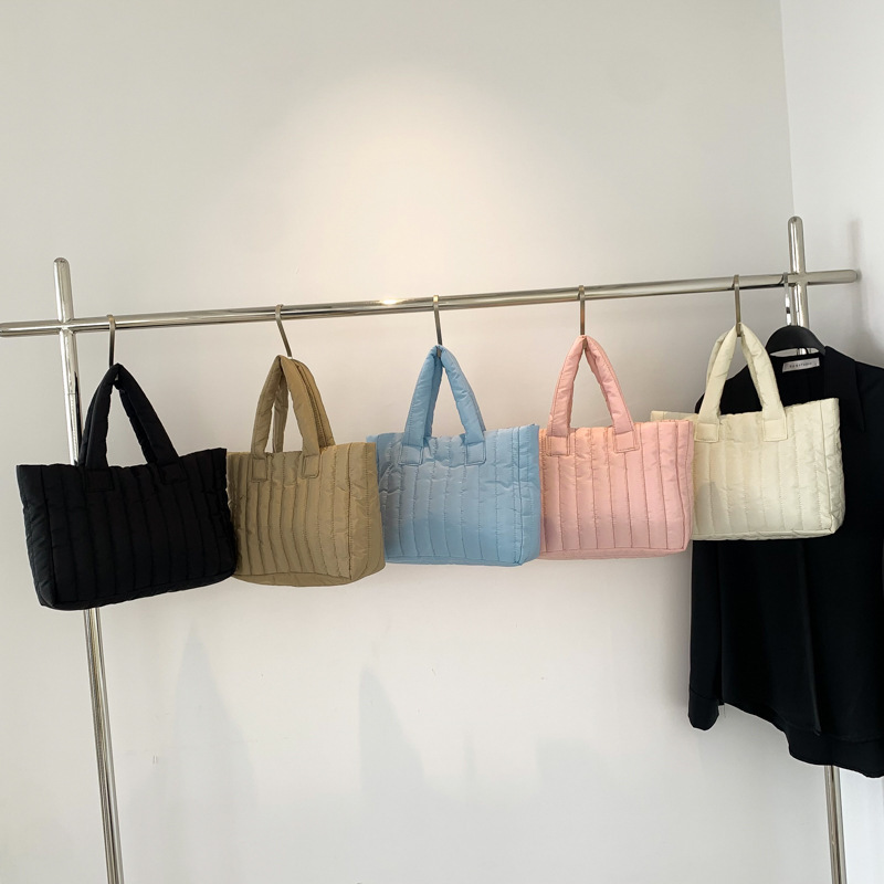 New style bags for women, fashionable niche handbags, large-capacity soft striped tote bags
