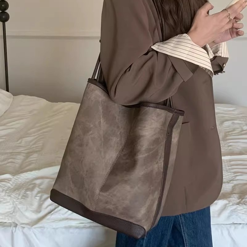 Niche design autumn and winter new Maillard retro bucket bag large capacity commuter tote bag portable shoulder bag