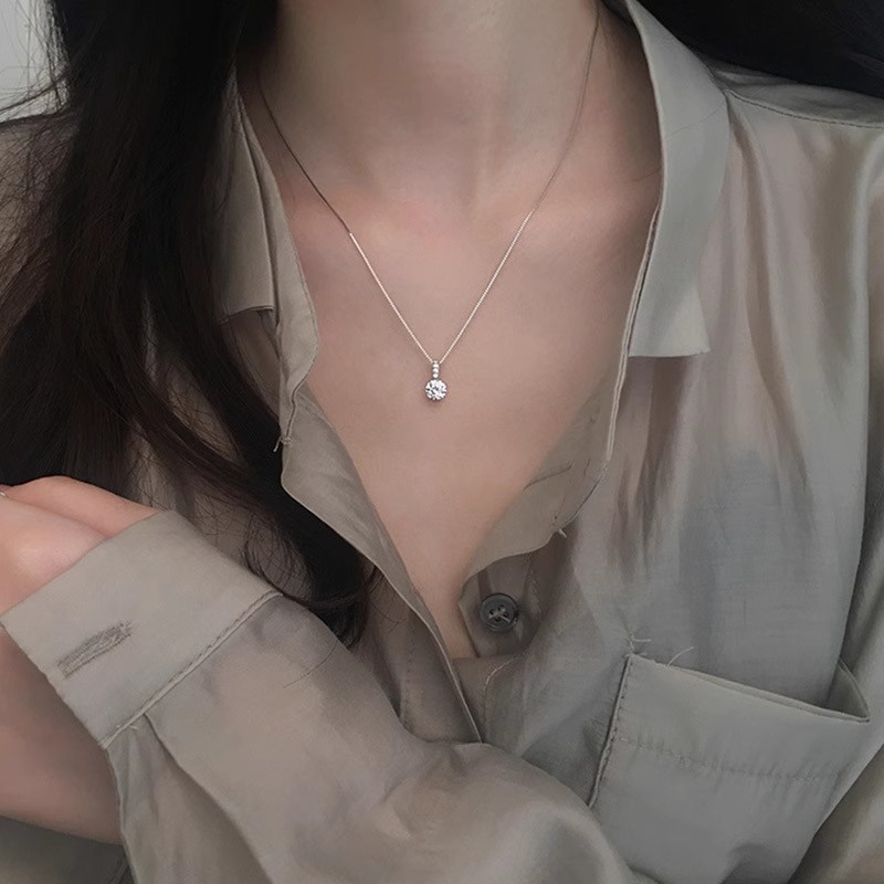 A diamond zircon necklace for women, fashionable light luxury niche design ins cold style exquisite super flash collarbone chain
