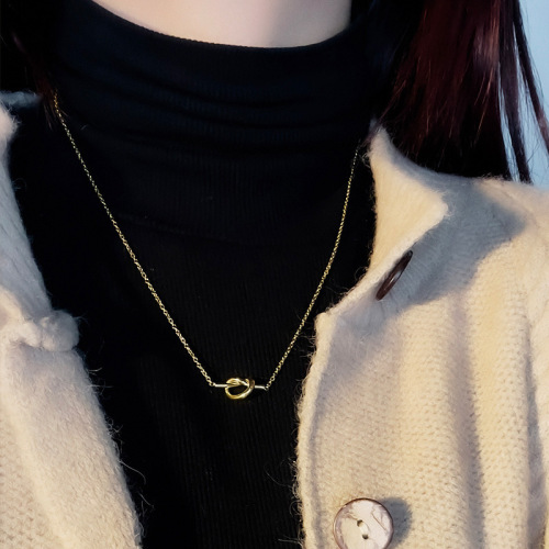 A heart-knot necklace for women's titanium steel colorless collarbone chain short love simple light luxury necklace personality temperament