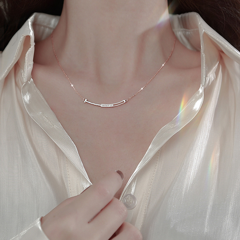 Smiling necklace for women with niche design, light luxury and high-end smiley face inlaid with diamond collarbone chain