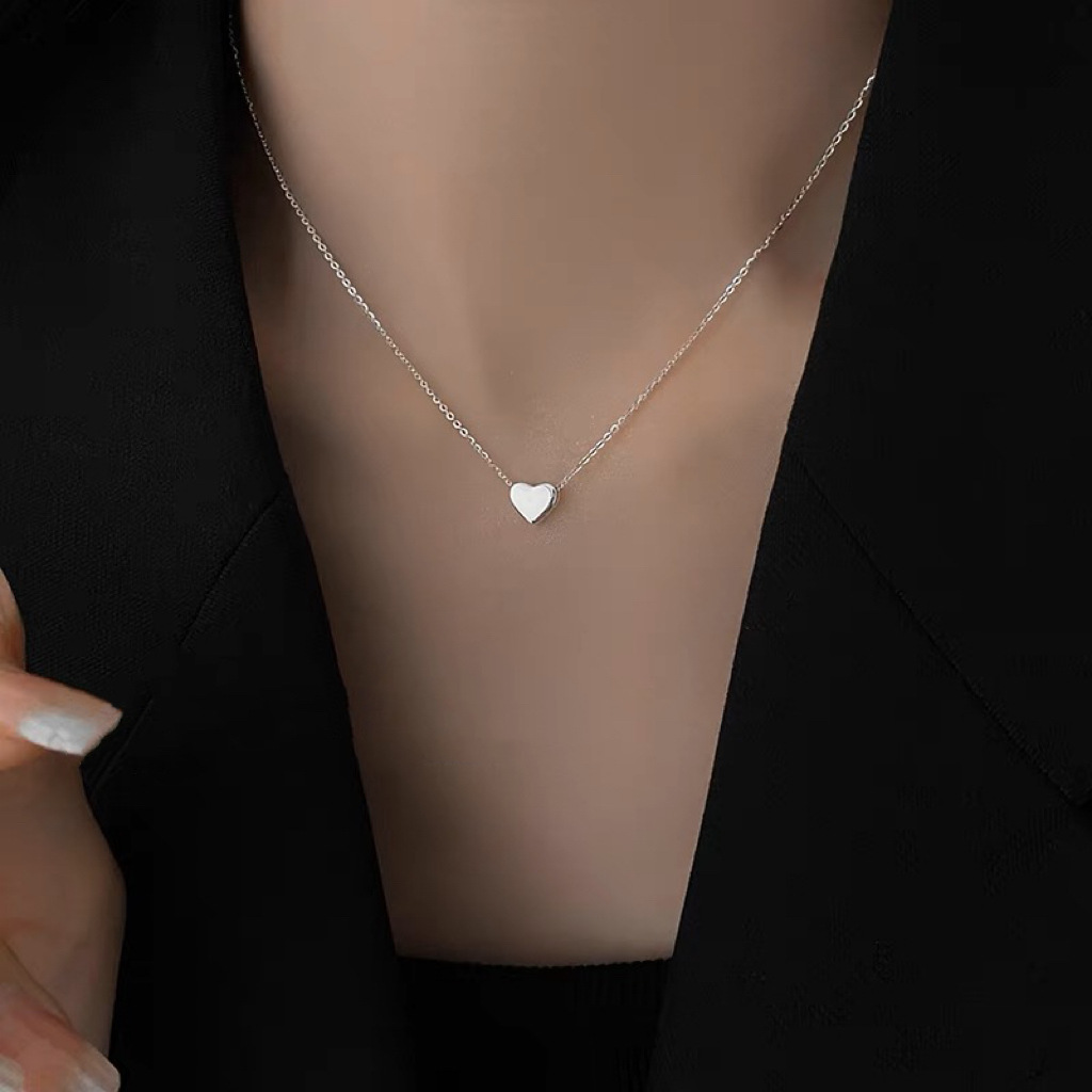 Japanese and Korean new simple titanium steel love necklace for women versatile light luxury niche high-end stainless steel clavicle chain accessories