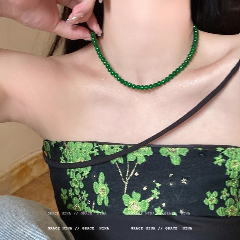 Emerald green beaded collarbone chain for women in autumn and winter new hot high-end necklace niche light luxury necklace
