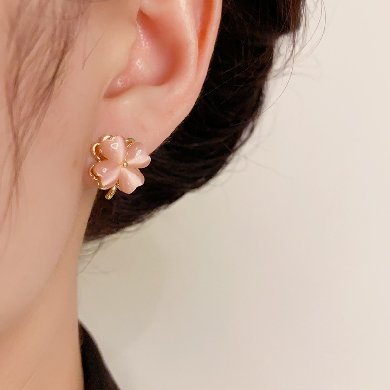 Fresh pink cat eye stone rotating four-leaf flower earrings for women with sweet and fashionable small s925 silver needle earrings